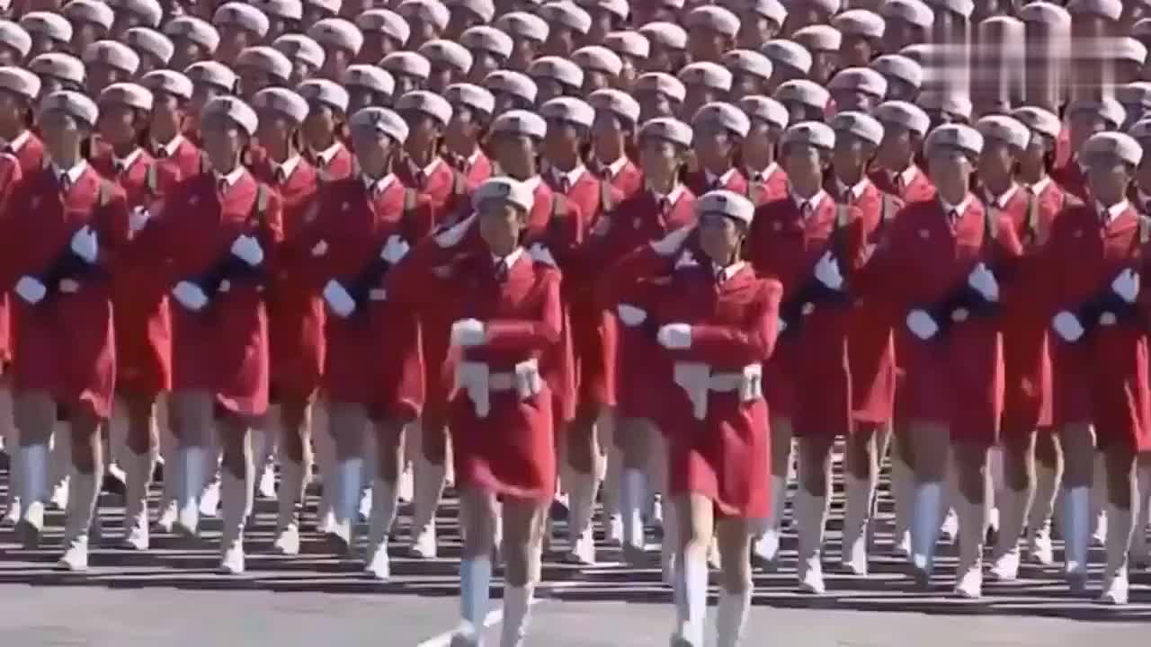 英姿飒爽！女民兵方队亮相阅兵现场英姿飒爽！女民兵方队亮相阅兵现场