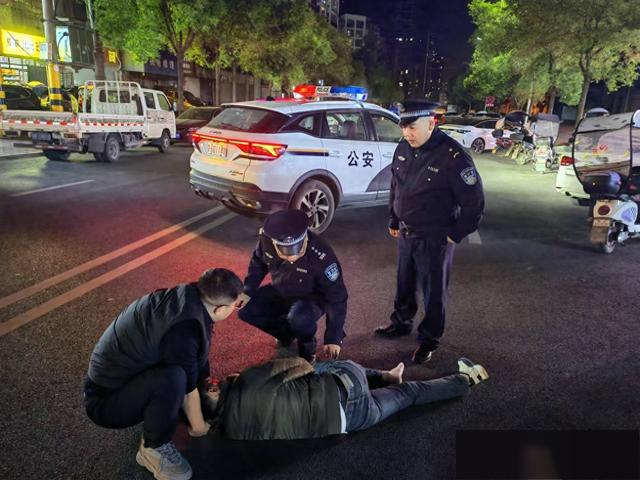 男子精神疾病突发怕伤人求助警察男子精神疾病突发，怕伤人求助警察，一次紧急的救援行动